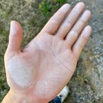 外壁を触った時の手に付着した粉は…塗装のコーティングが剝がれていますのサインです