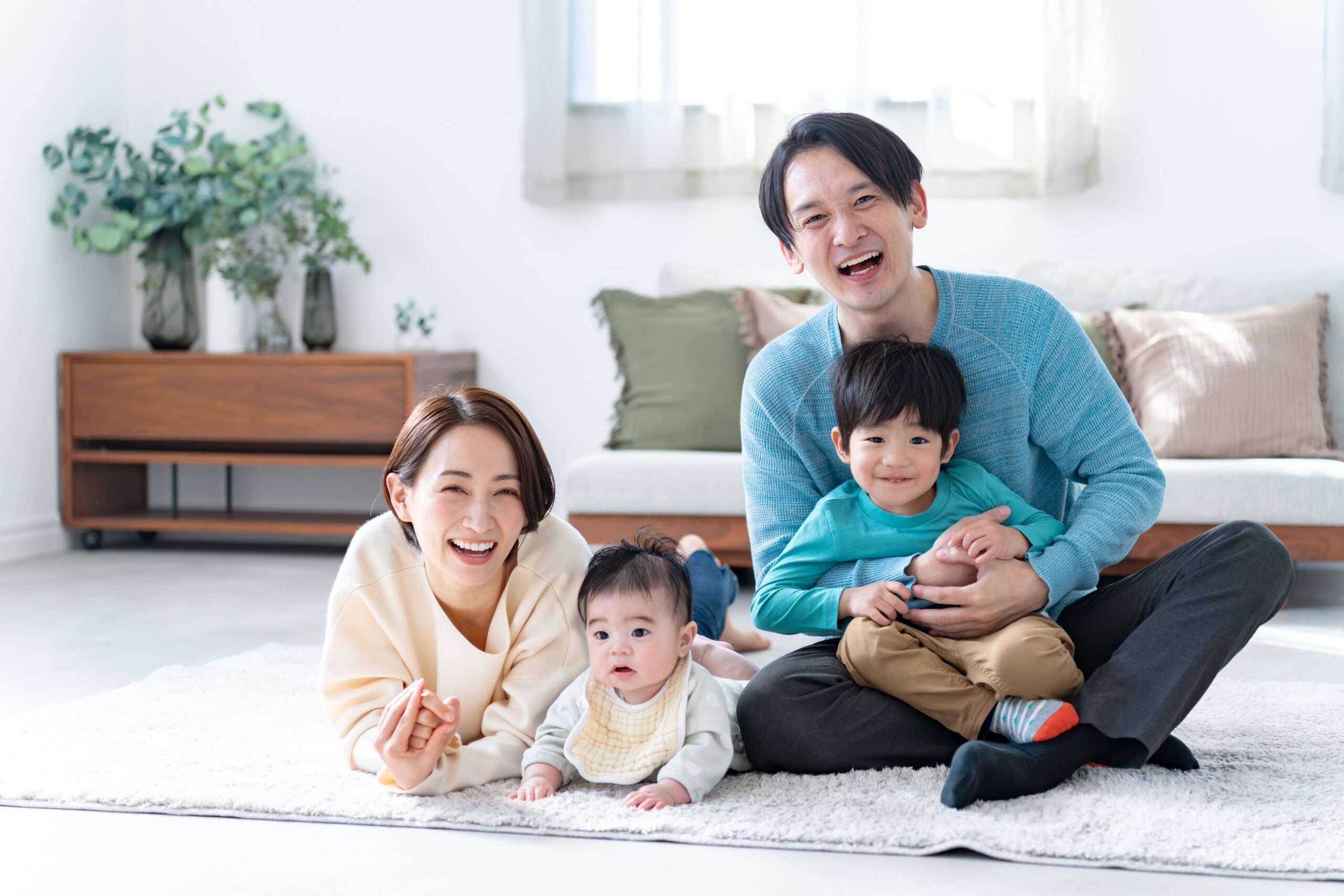 家族が過ごす室内
