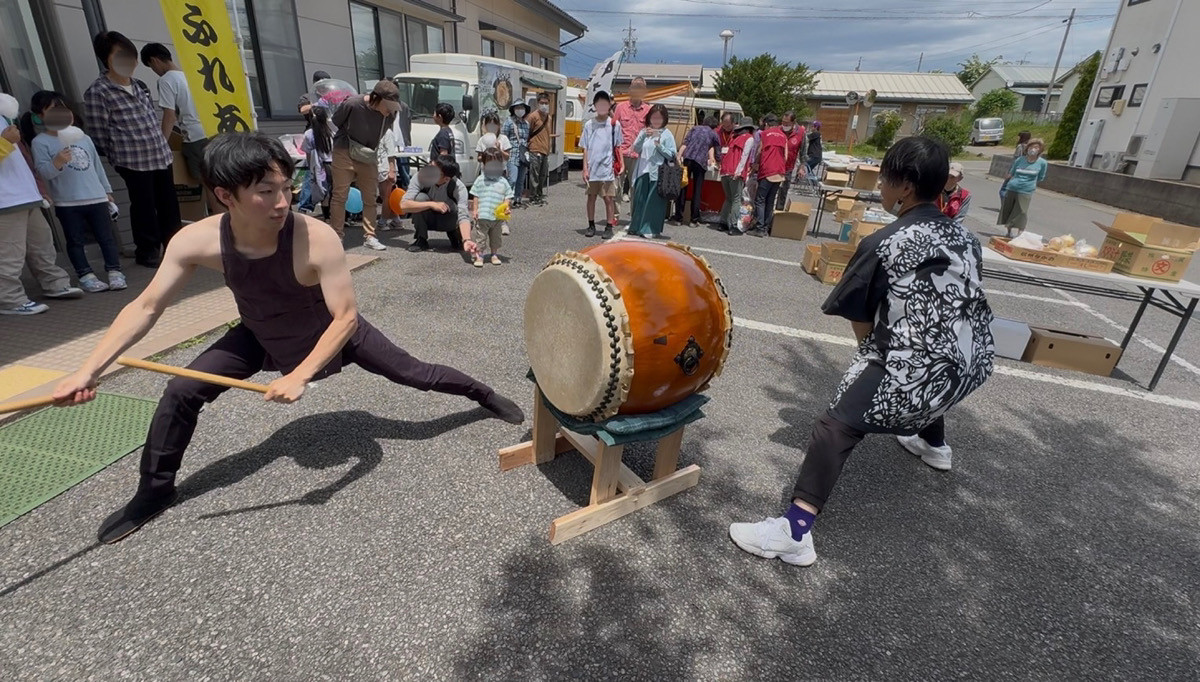 屋外で太鼓を演奏する様子