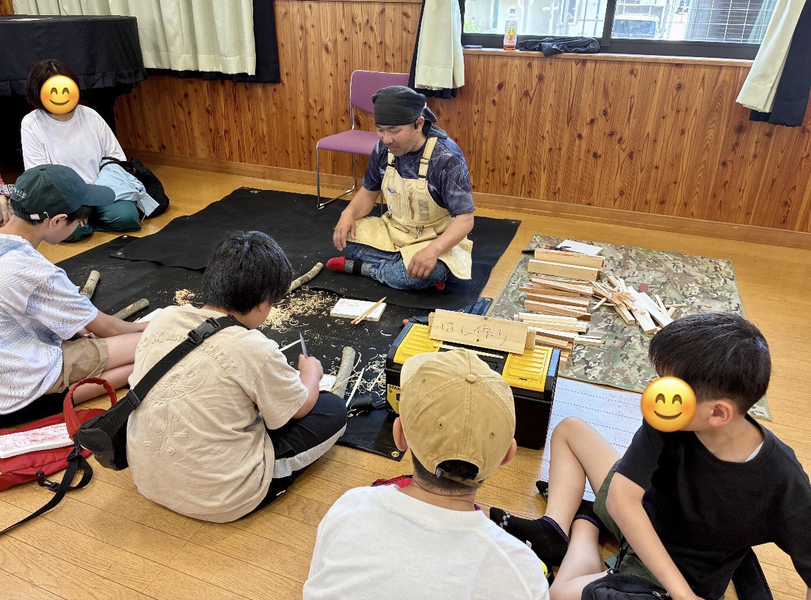 室内で作業する参加者