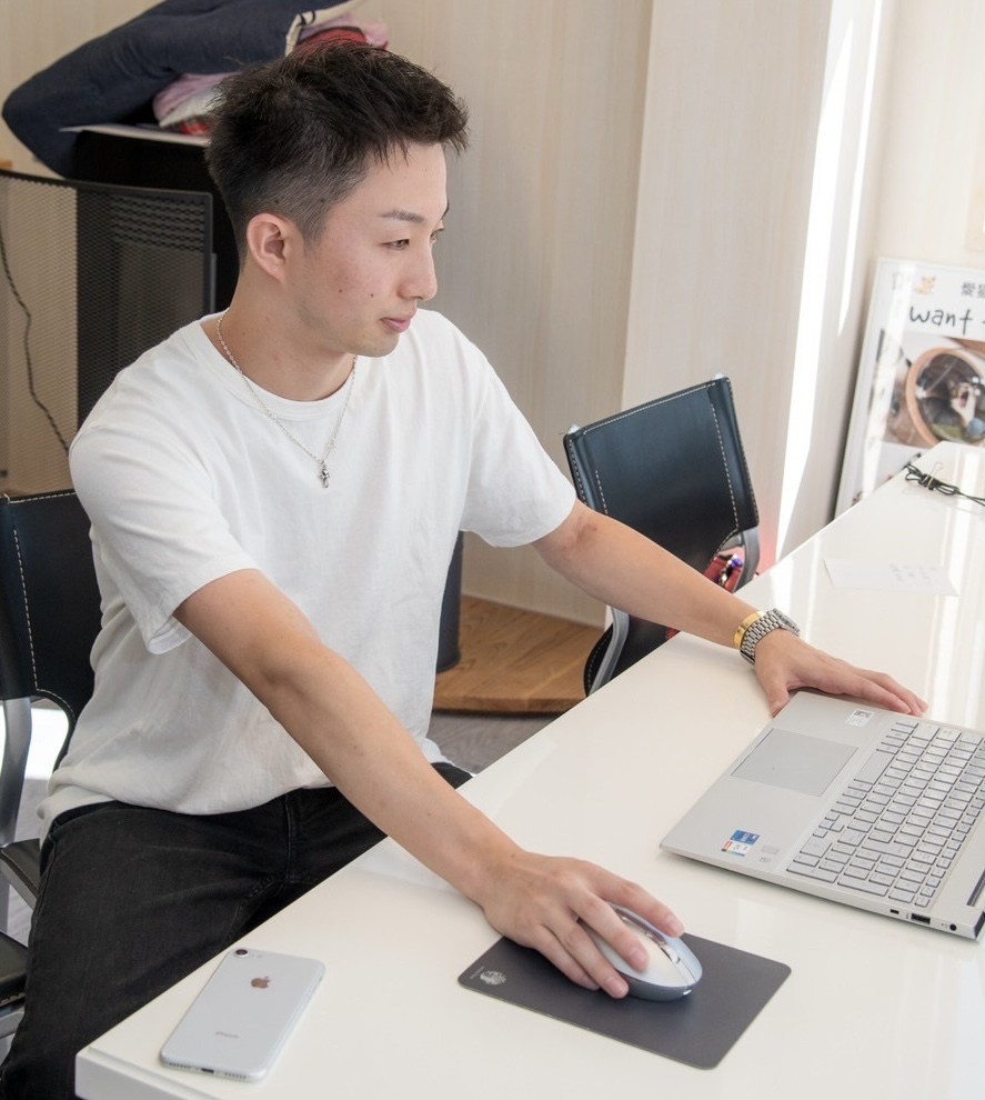 パソコンを操作する男性