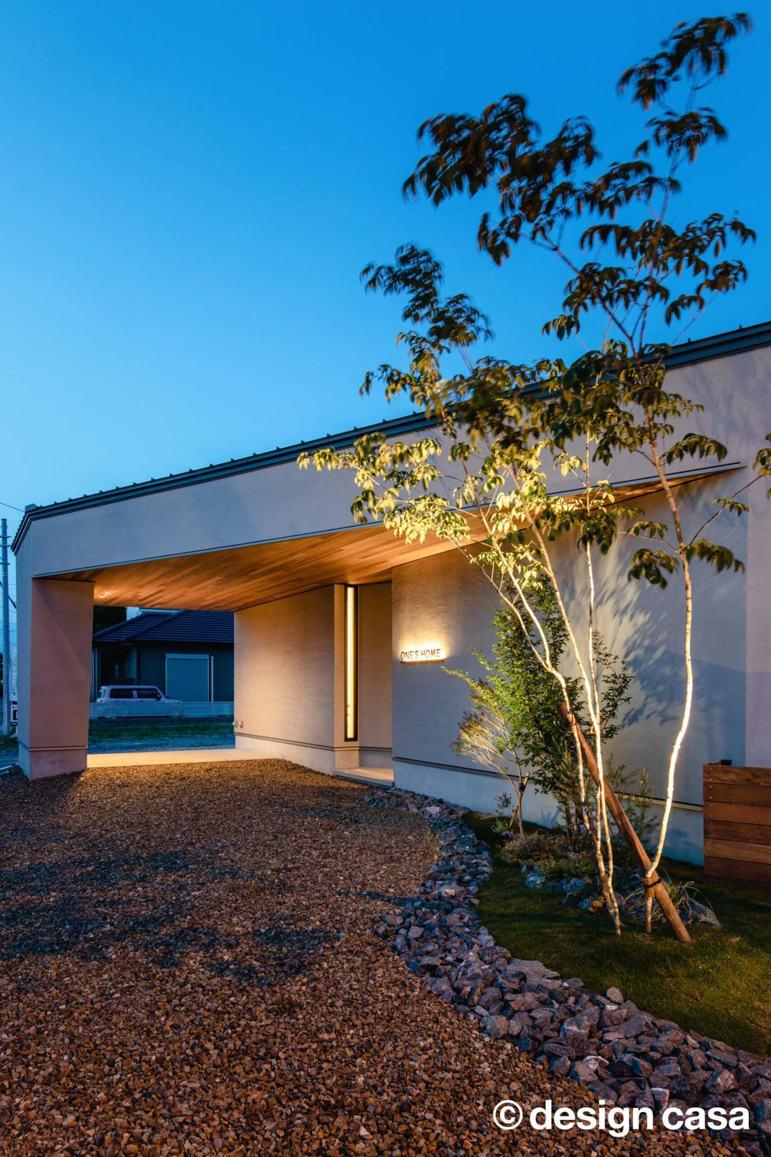 夕暮れの平屋の住宅