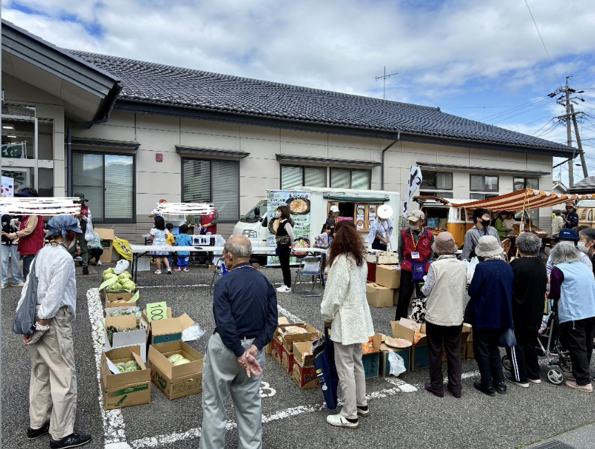 屋外イベントに集まる人々