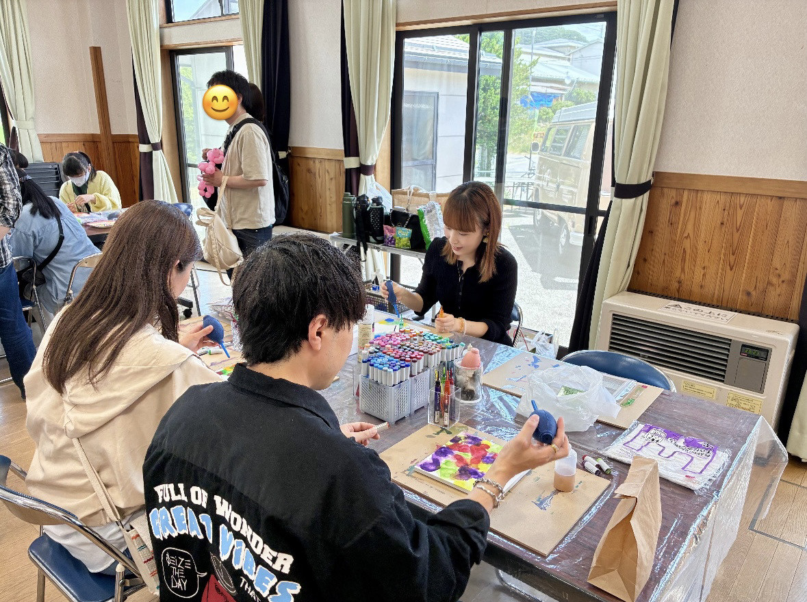 テーブルを囲む参加者